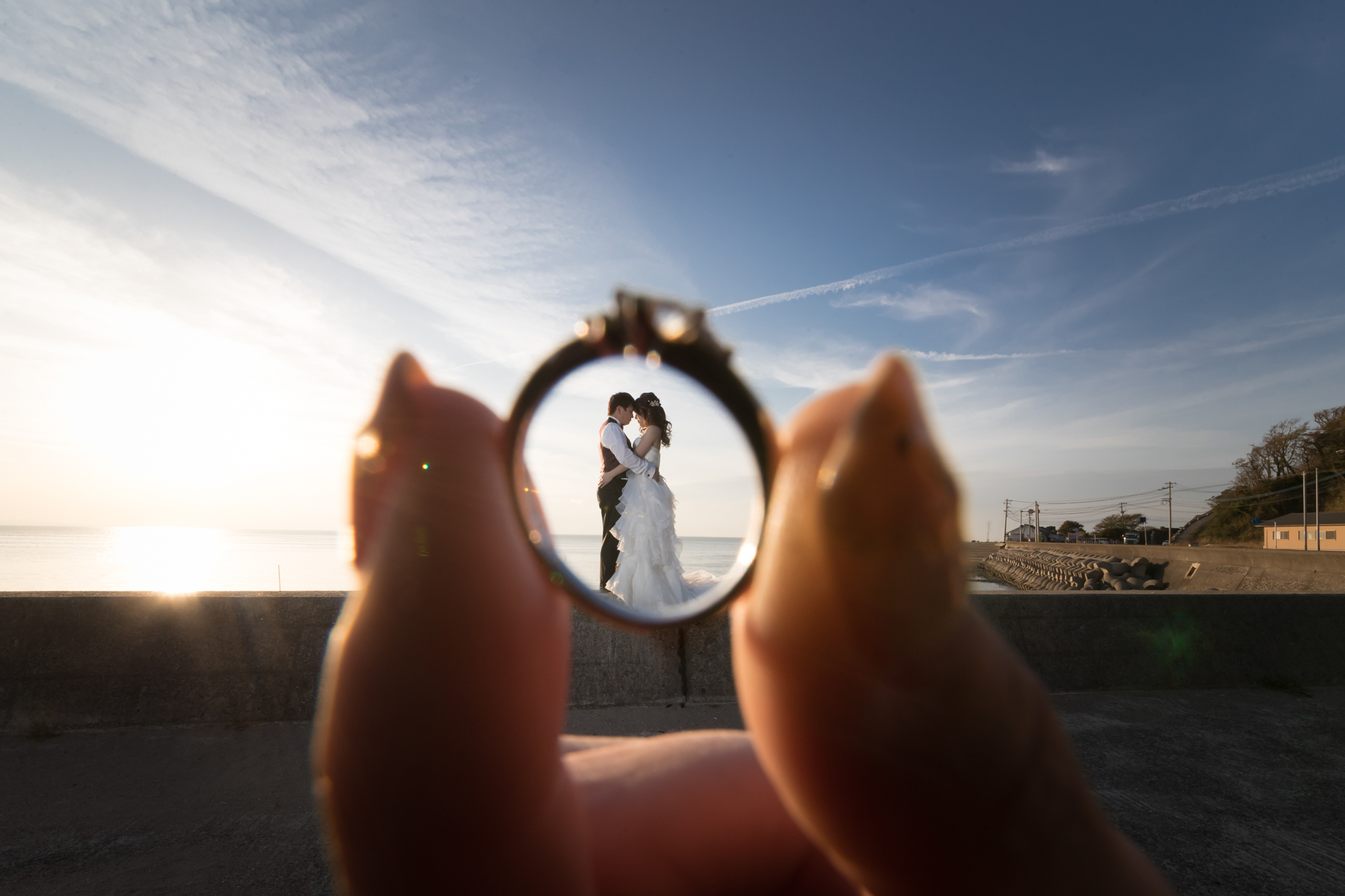 夕暮れの海と結婚指輪を使ったおしゃれなイメージカット・フォトウエディング