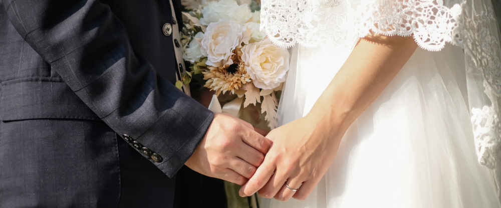 婚姻届を使ったお洒落な撮影や私服でのカジュアルな前撮りスタイル