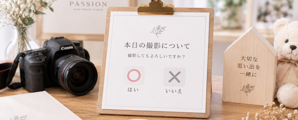 緑豊かな田園風景を手をつないで歩く和装の新郎新婦|大分のフォトウェディング・Photostudio PASSION