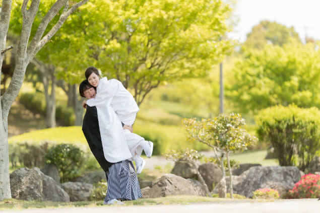 前撮りイメージ：緑を背景に花嫁を抱っこ