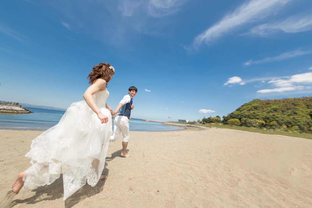 白ドレス、海、の前撮りフォト