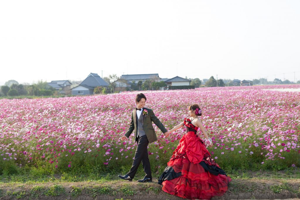 カクテルドレス、季節の花、の前撮りフォト