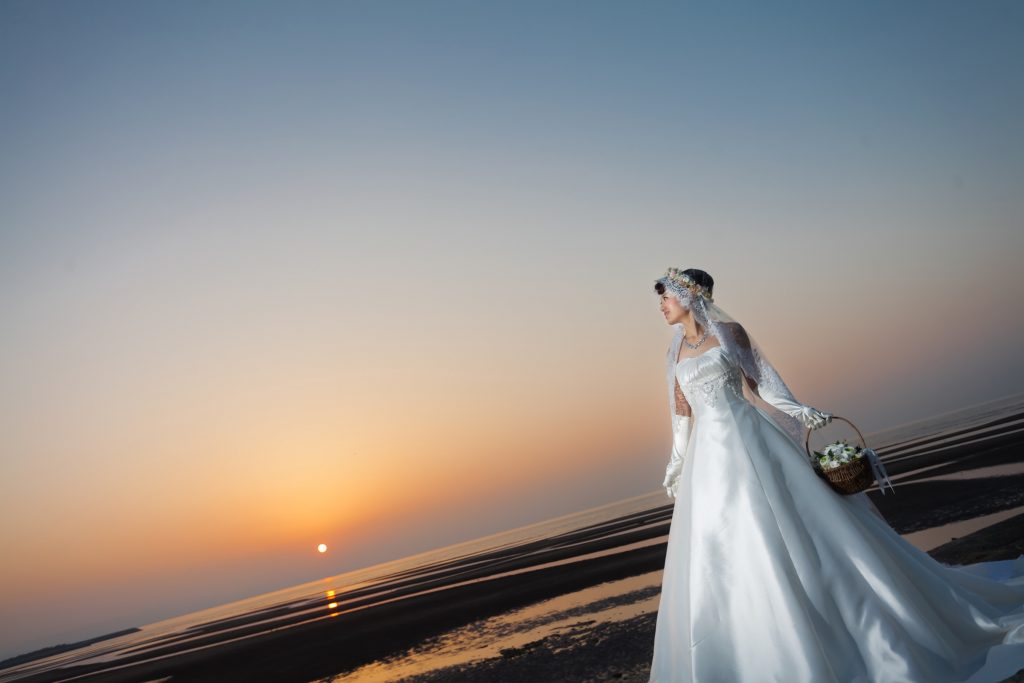 白ドレス、海、夕日、の前撮りフォト
