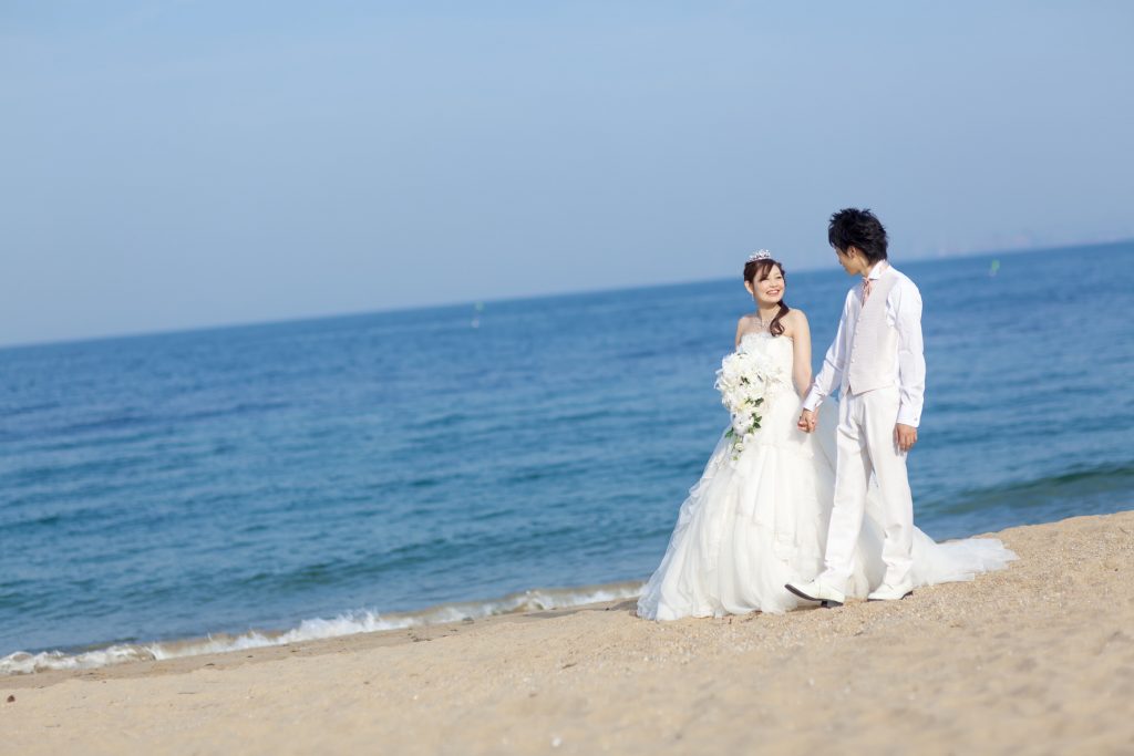 白ドレス、海、の前撮りフォト