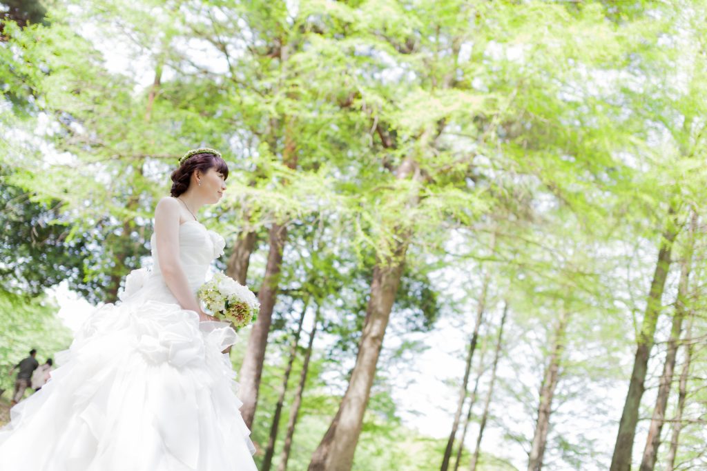 白ドレス、新緑、森、の前撮りフォト