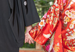 フォトウエディングに人気の色打掛は？赤・白・金の違いを比較